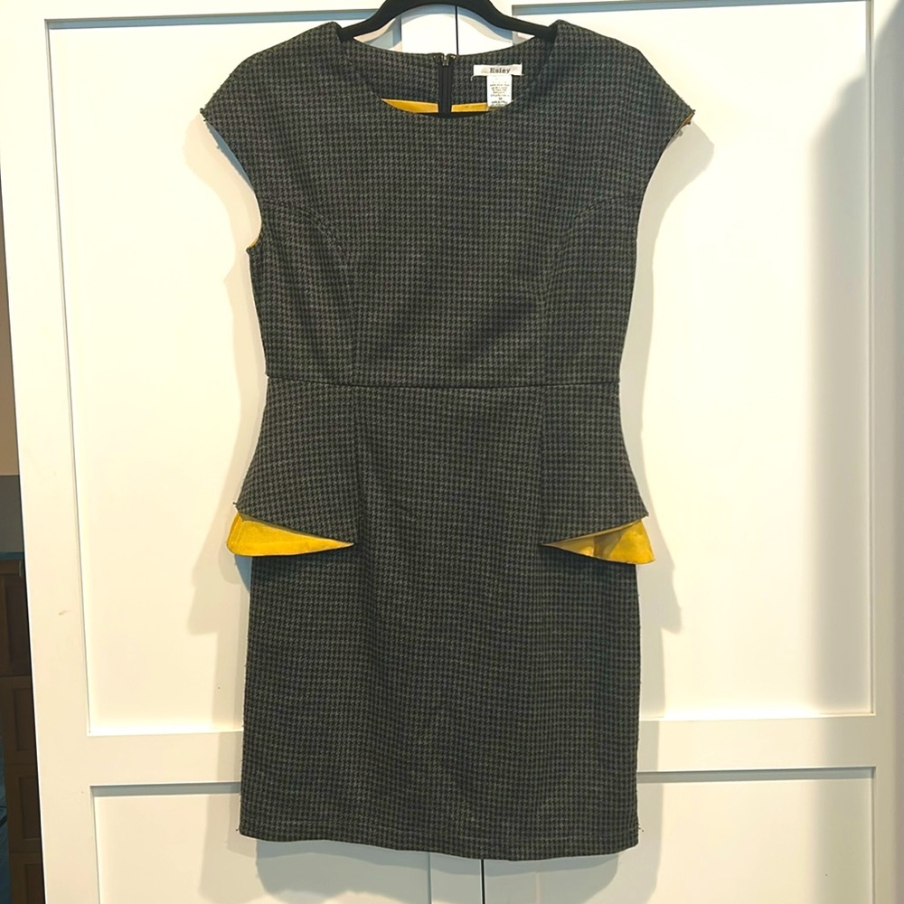 Esley NWT Gray and Tan Sheath Dress Cap Sleeve Crew Neck